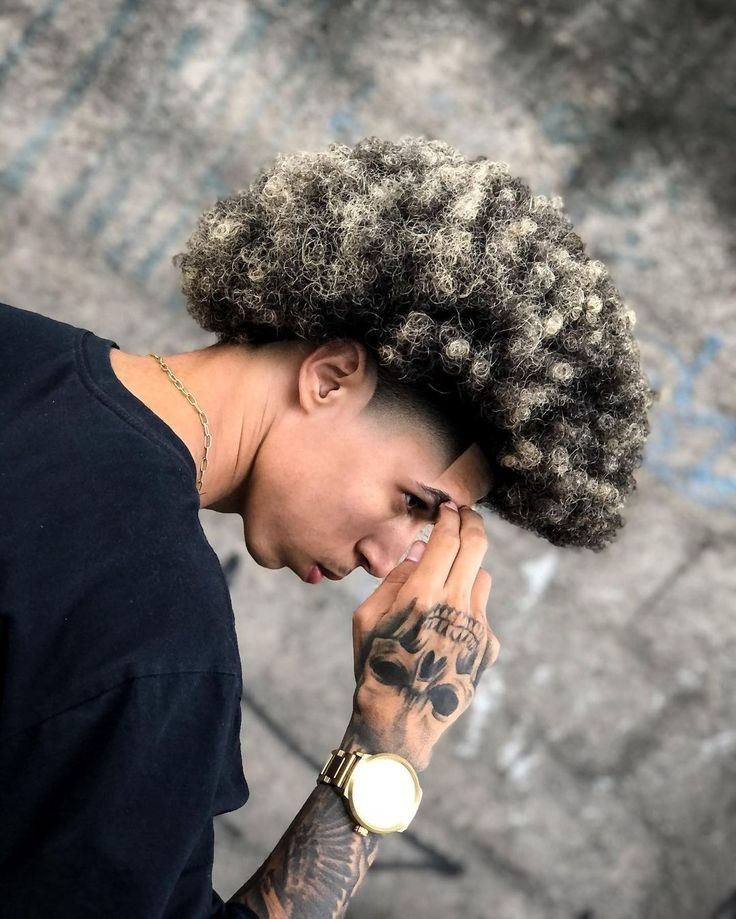luzes platinadas ou mel cabelo cacheado masculino
