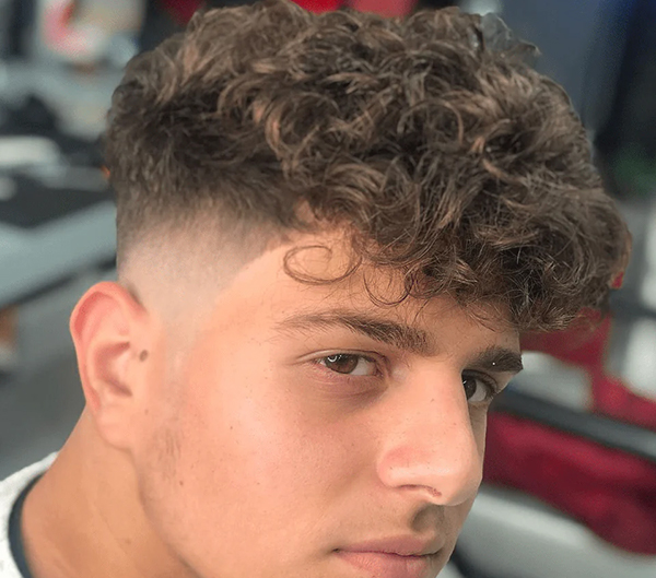 cabelo cacheado masculino com luzes