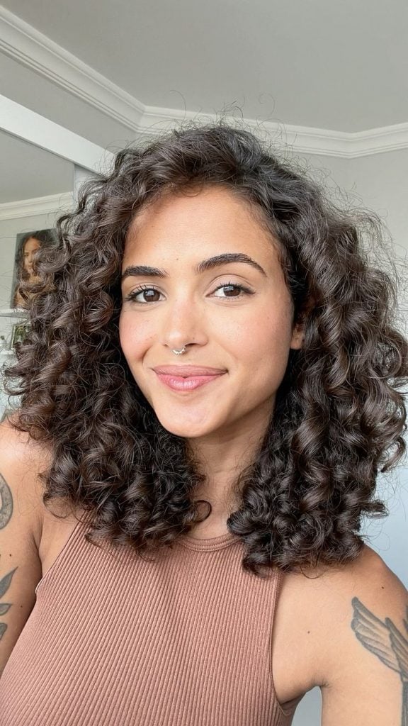 melhores cortes de cabelo cacheado no ombro para inspirar