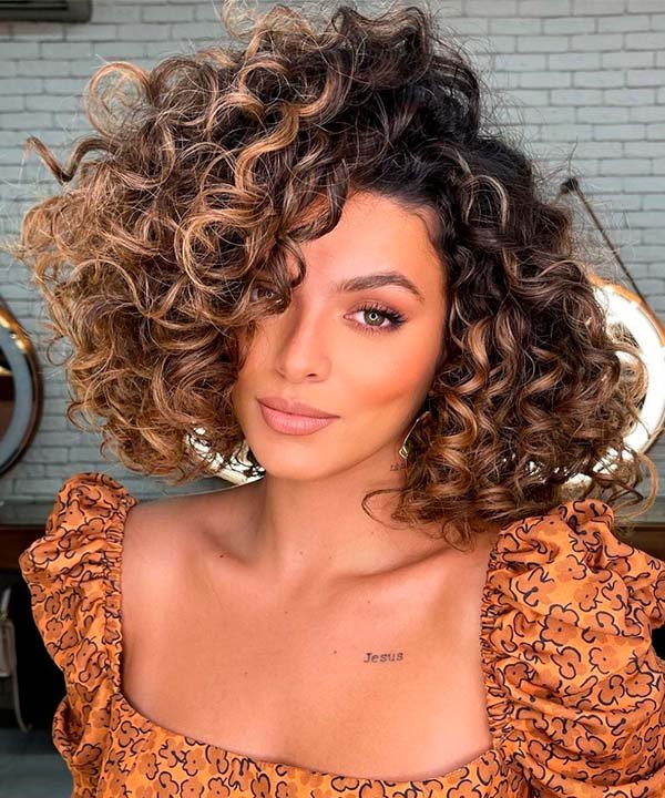 erros comuns ao cortar cabelo cacheado no ombro