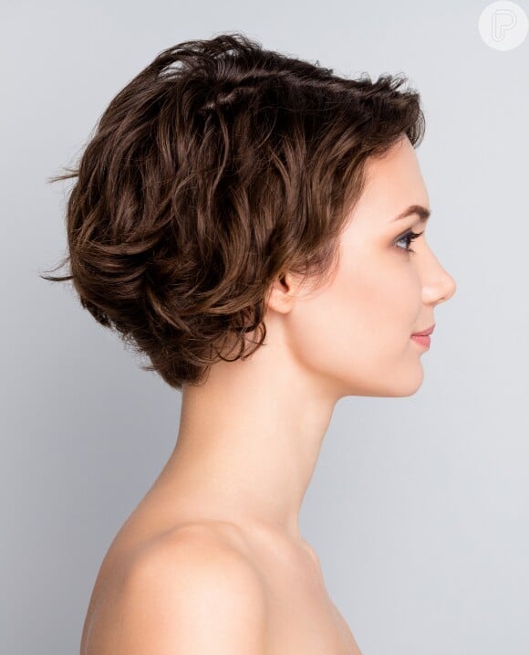 cabelo curto ondulado para rosto redondo