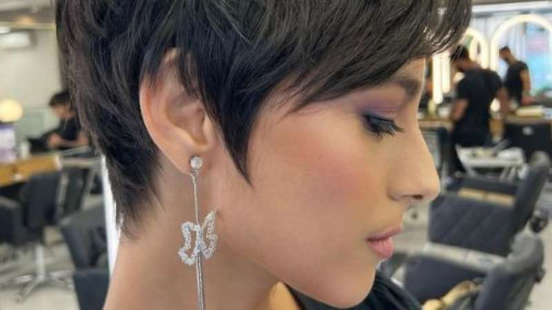 corte em camadas para rosto quadrado com franja lateral