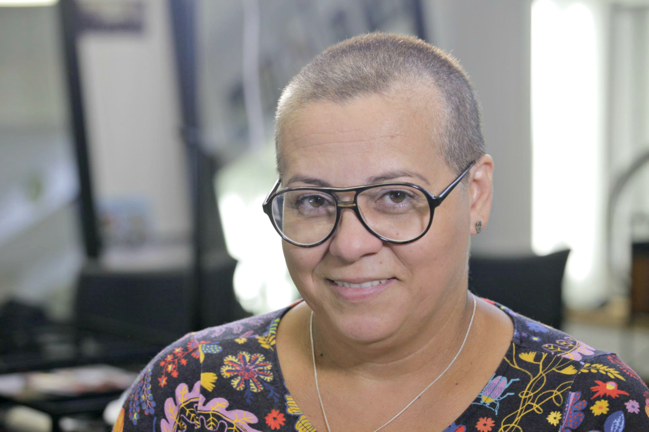 cabelo feminino quase raspado com franja