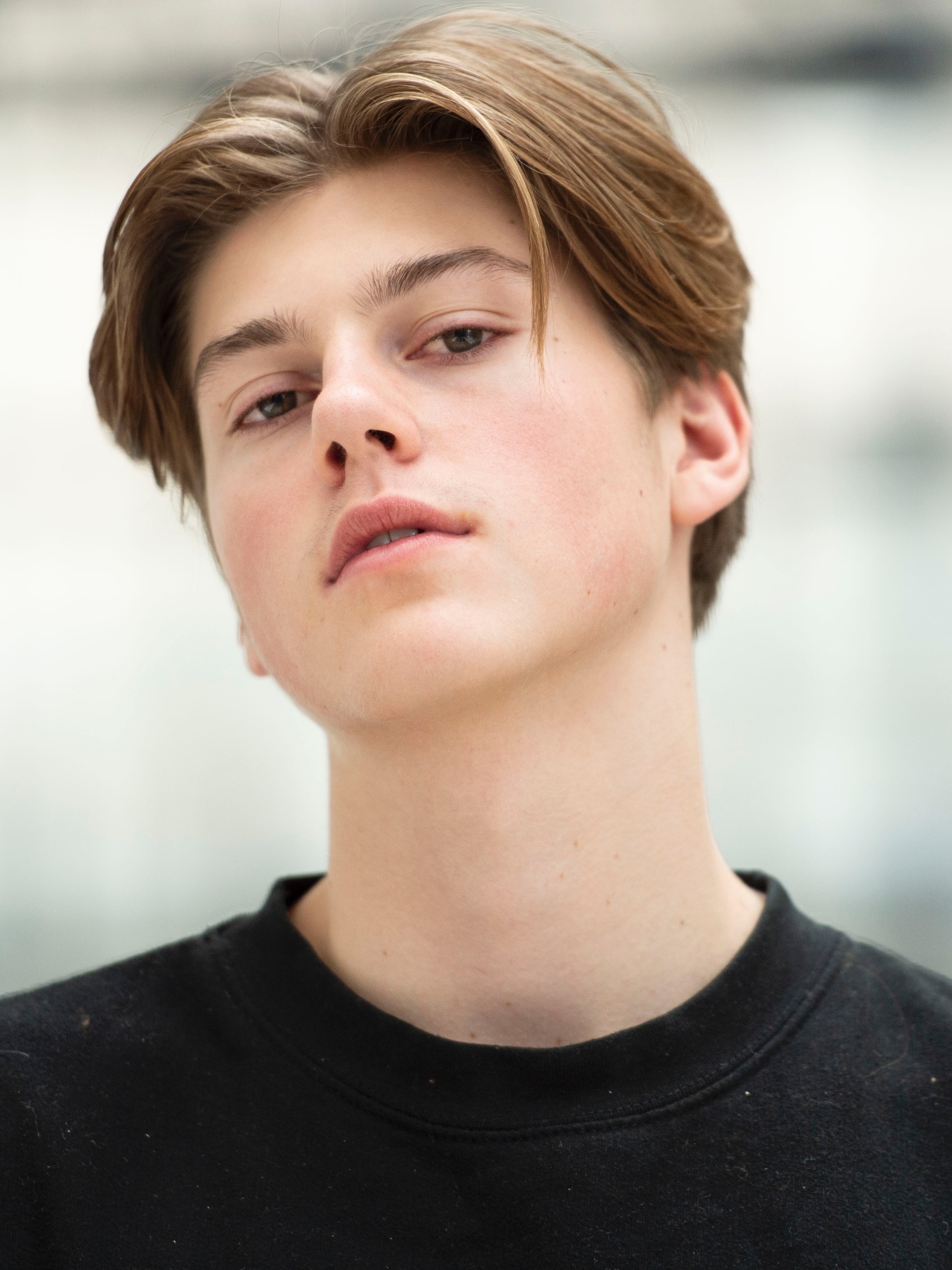 cabelo dividido no meio