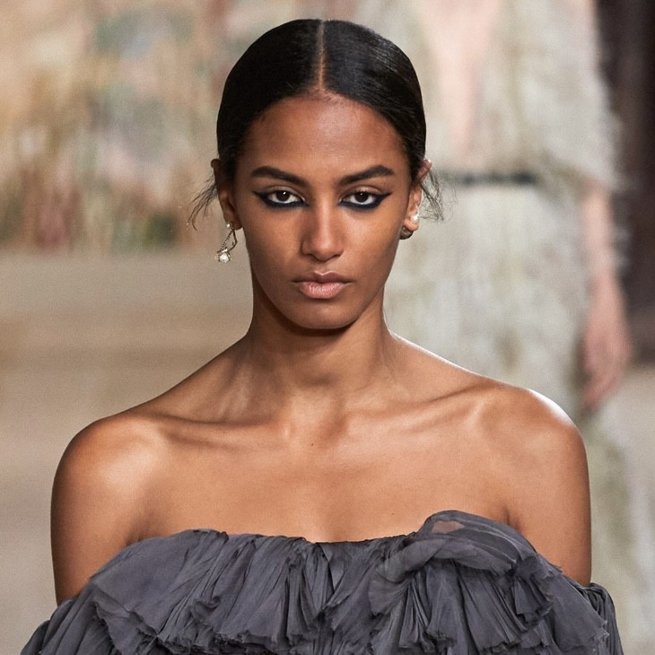 cabelo dividido no meio ou de lado qual melhor