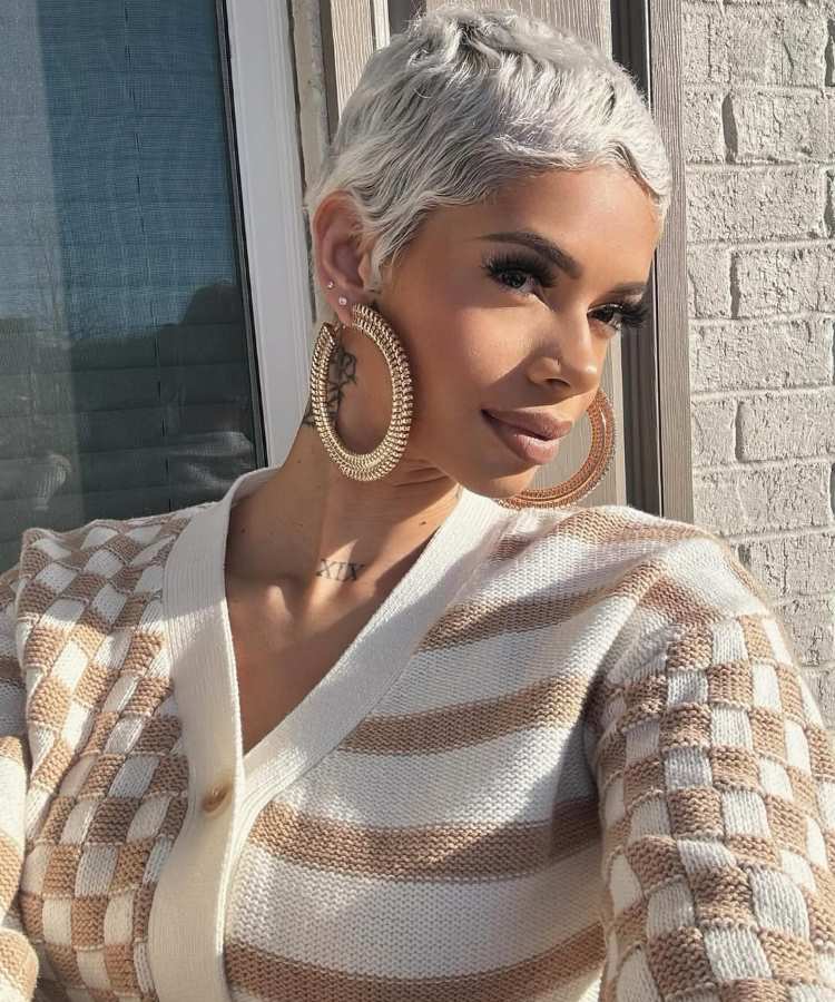 erros de corte de cabelo que envelhecem mulheres 50 anos