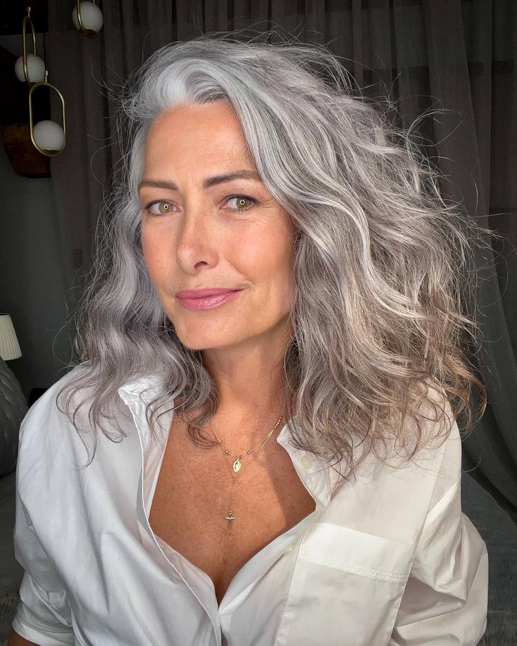 cabelo grisalho feminino médio
