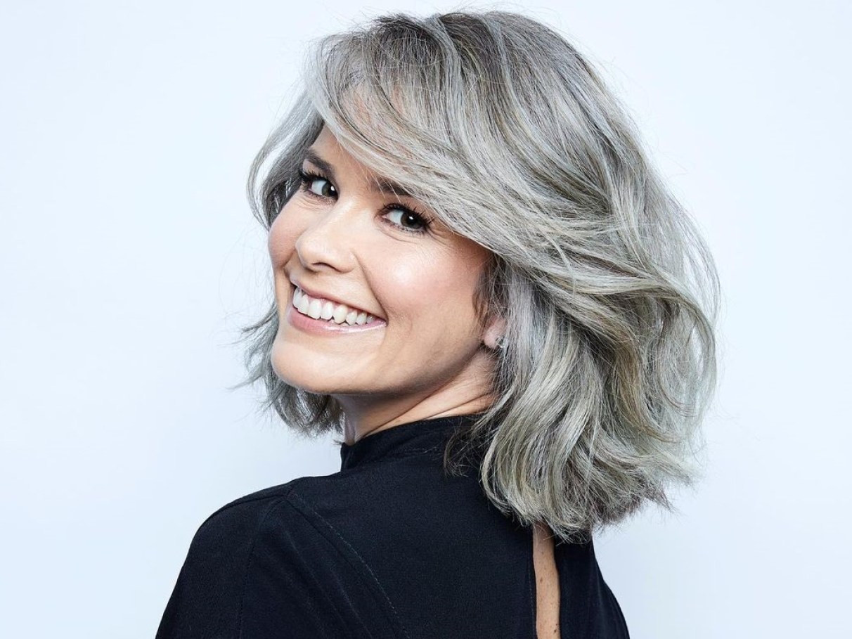 cabelo grisalho feminino ondulado