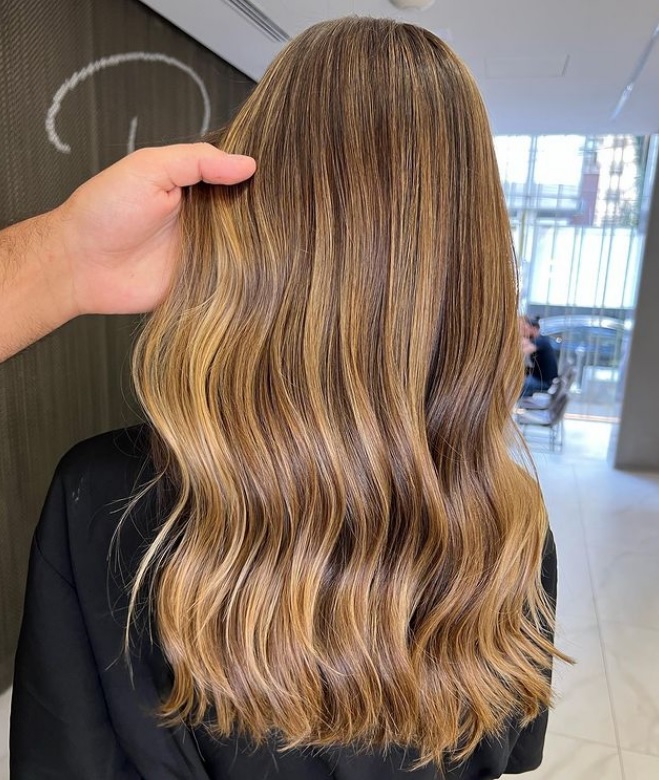 Mocha Mousse: Por que é a Cor de Cabelo de 2025 e Como Adotar