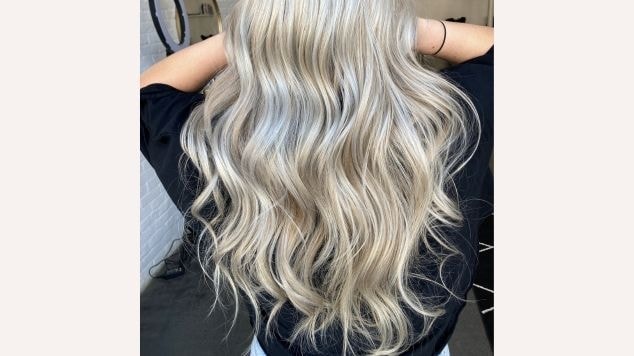cabelo preto com mechas platinadas