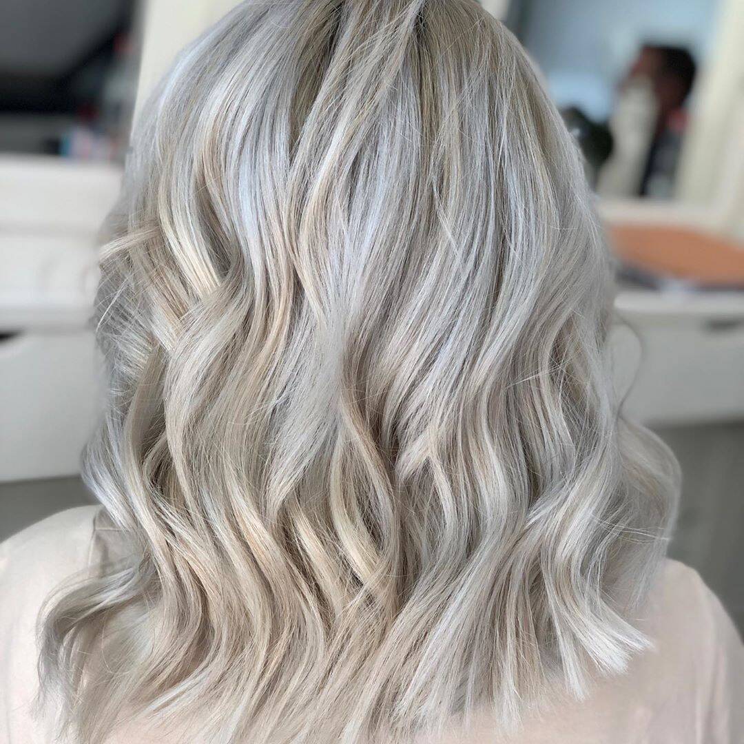 Cabelos brancos: assumir ou tingir? Veja as opções com estilo