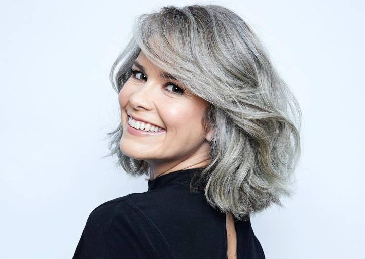 Cabelos brancos: assumir ou tingir? Veja as opções com estilo