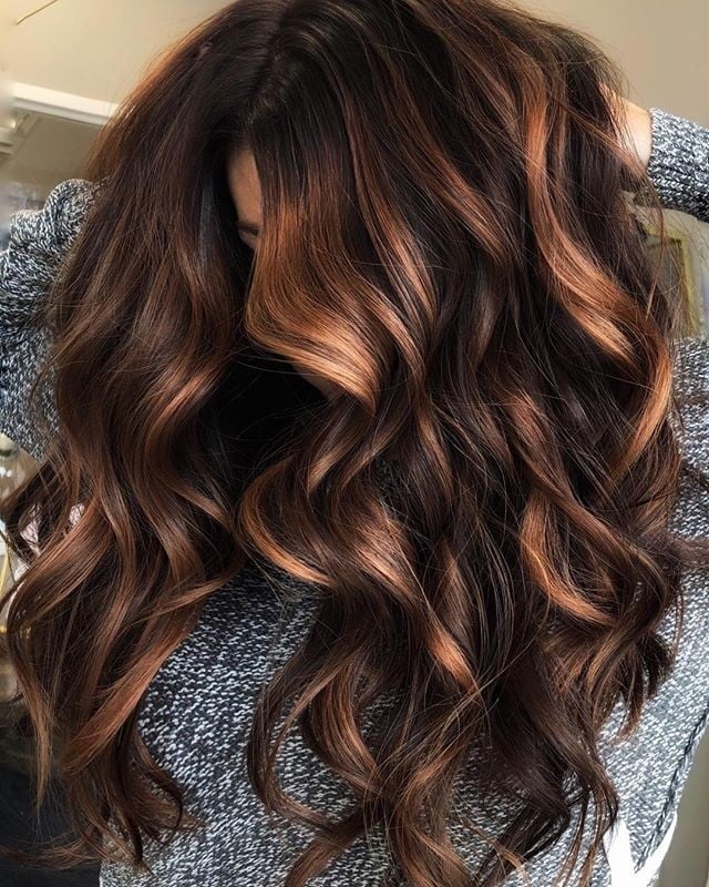 Cabelo Marrom Acobreado: Tudo o que Você Precisa Saber Antes de Mudar