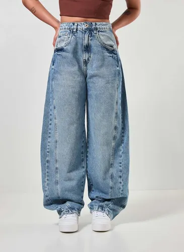 Calça barrel vs. Wide Leg: Qual escolher para seu estilo?