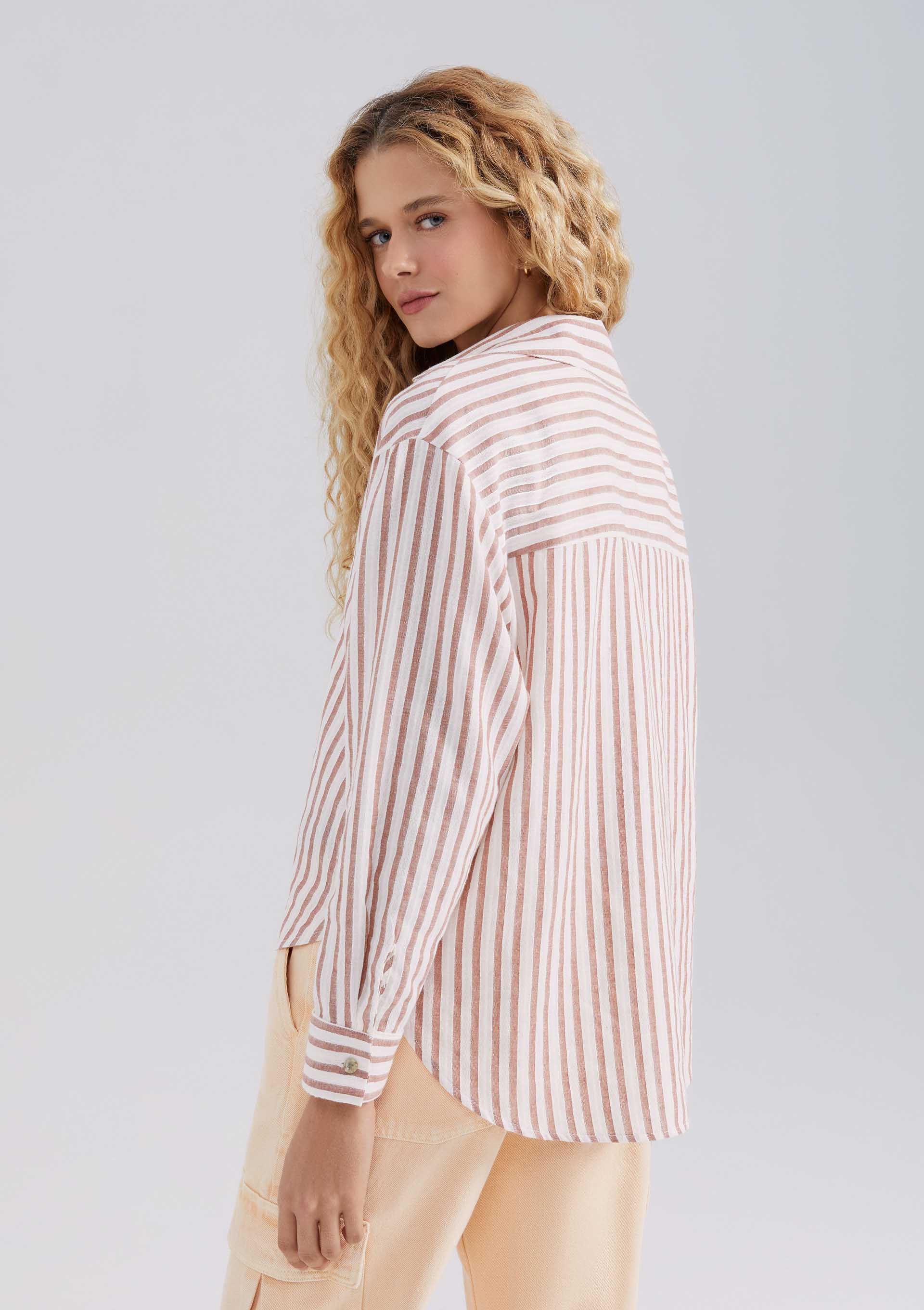 camisa listrada feminina oversized branca e azul