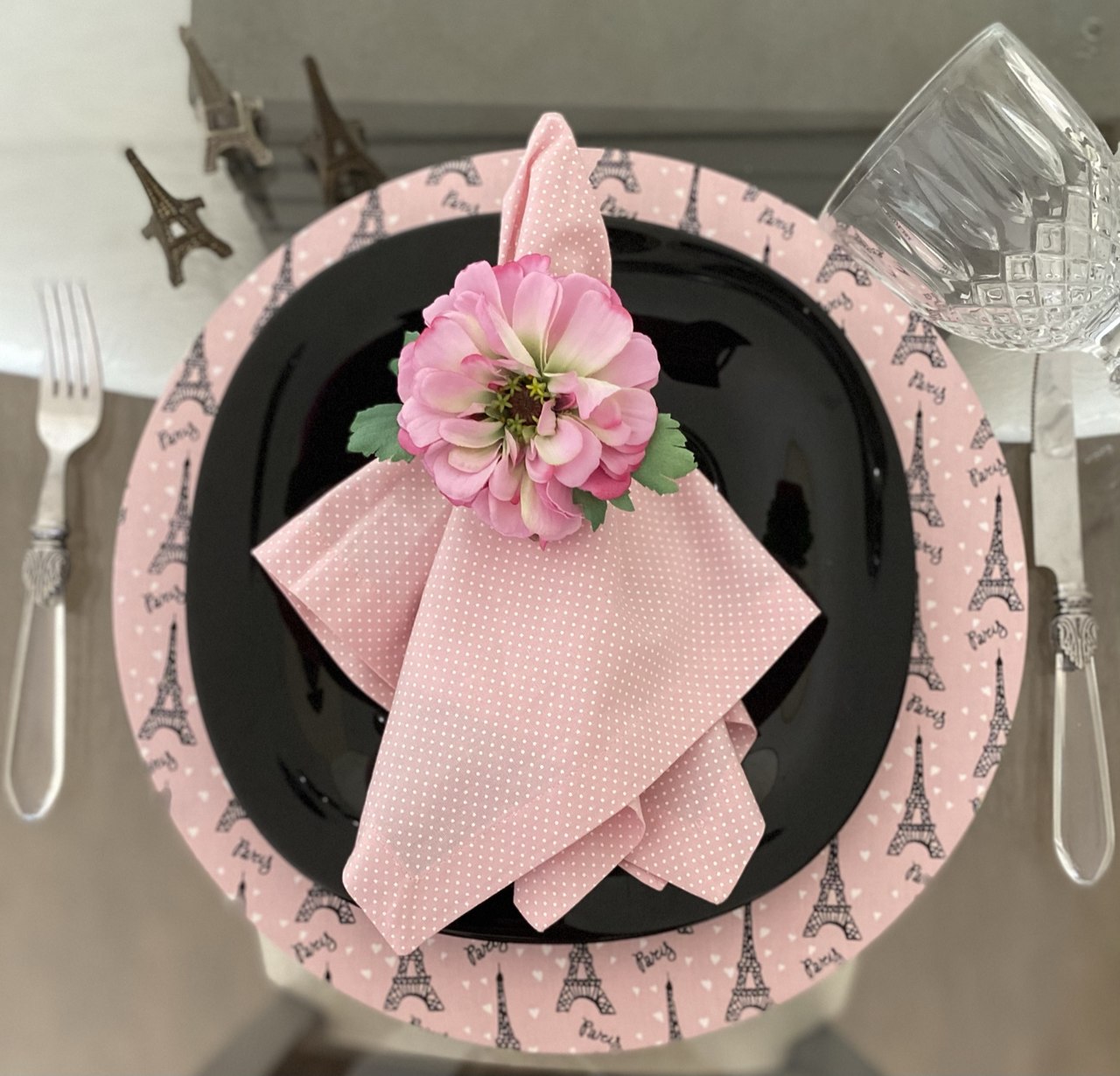 Tendências de Capas de Sousplat 2024: Estampas e Cores em Destaque