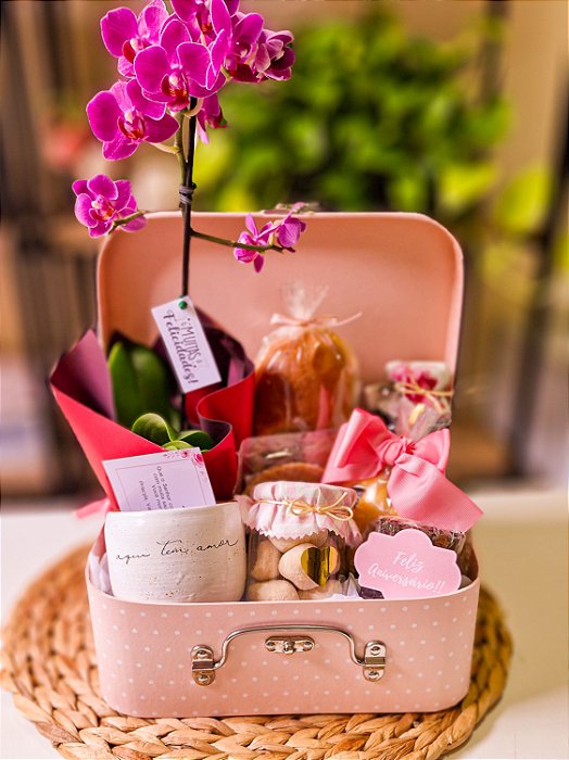 cesta de aniversário com pelúcia