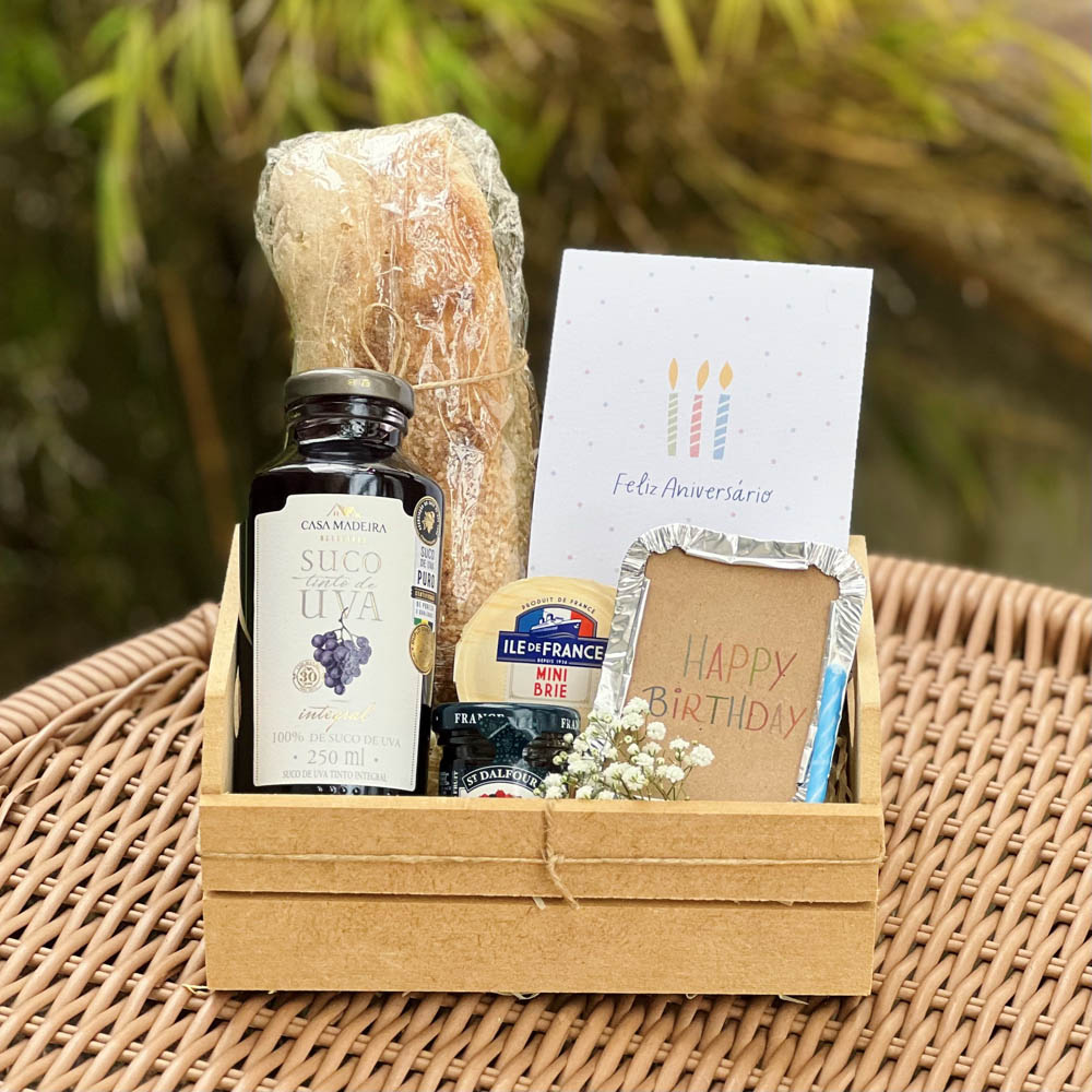 cesta de aniversário com frutas