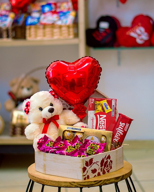 cesta de aniversário com bolo