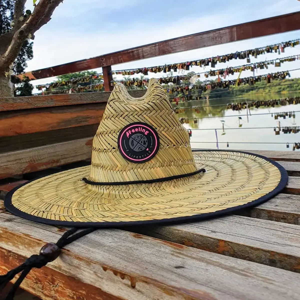 Chapéu de aba larga feminino