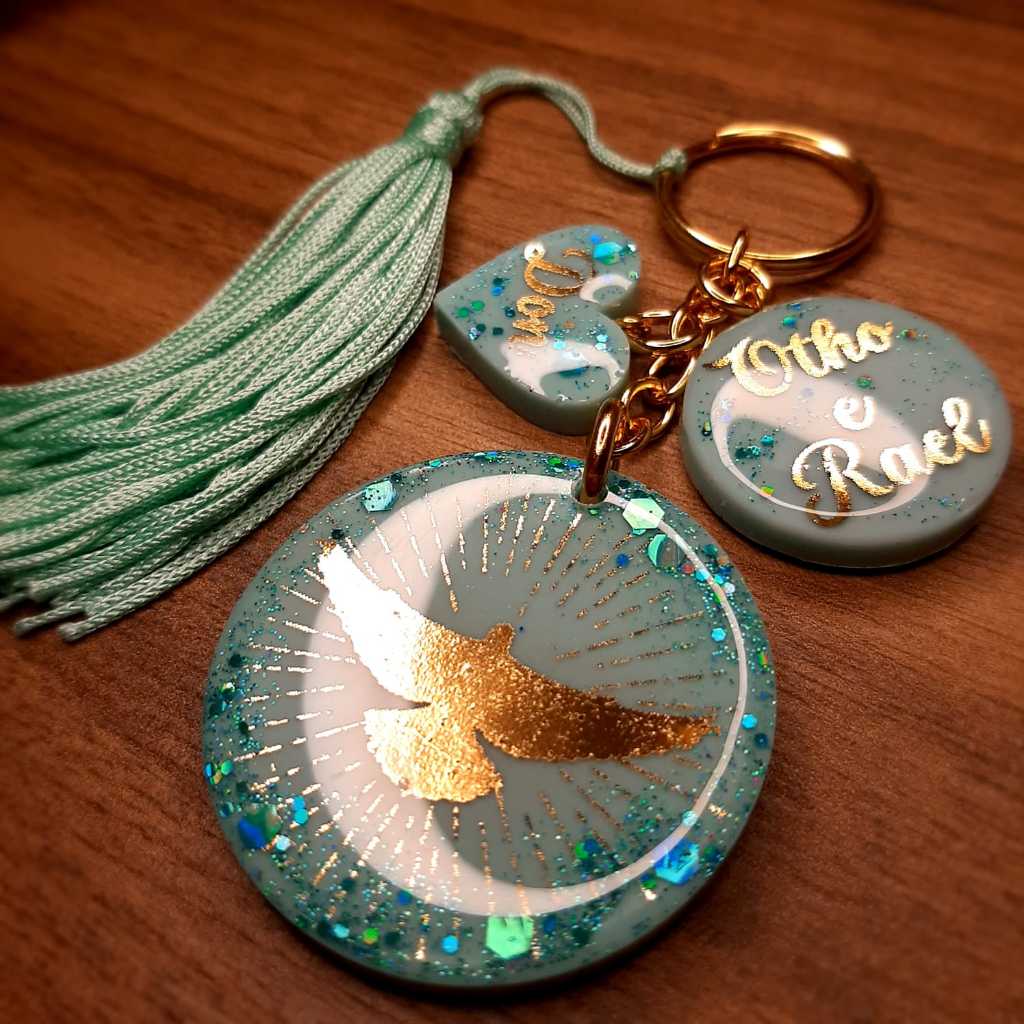 chaveiro resina com flores secas