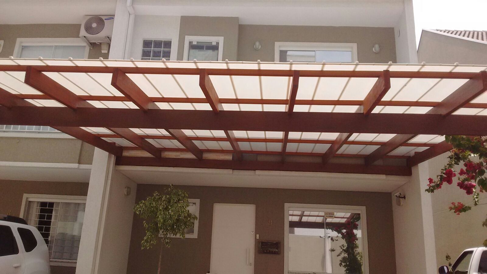 Toldo de Lona ou Telha Sanduíche: Comparativo de Custo e Benefício