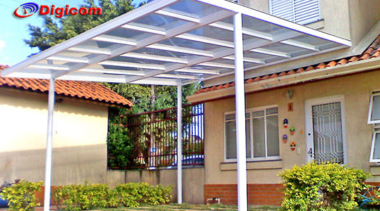 Policarbonato vs. Vidro: Qual a Melhor Cobertura para Garagem?