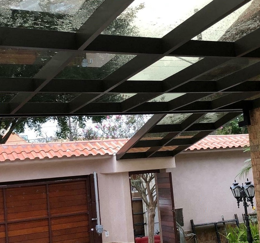 Toldo de Lona ou Telha Sanduíche: Comparativo de Custo e Benefício