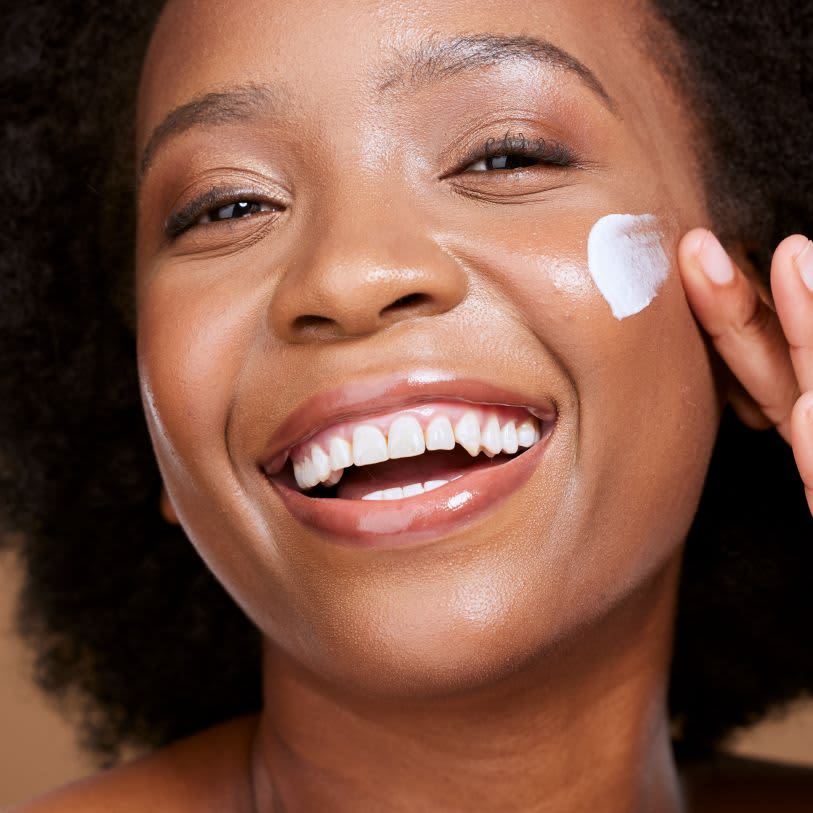 Protetor Solar e Maquiagem: Dicas para Reaplicar sem Estragar o Look