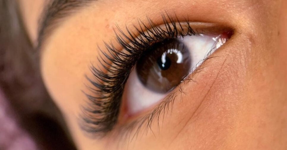 5 ideias de títulos:
1. Cílios de Boneca: Guia Completo de Cuidados e Truques
2. Do Natural ao Glamour: Transforme Seus Cílios
3. Segredos Revelados: Como Ter Cílios Longos e Volumosos
4. Lash Lifting vs. Extensão de Cílios: Qual a Melhor Opção para Você?
5. Receitas Caseiras e Dicas de Maquiagem para Cílios Incríveis