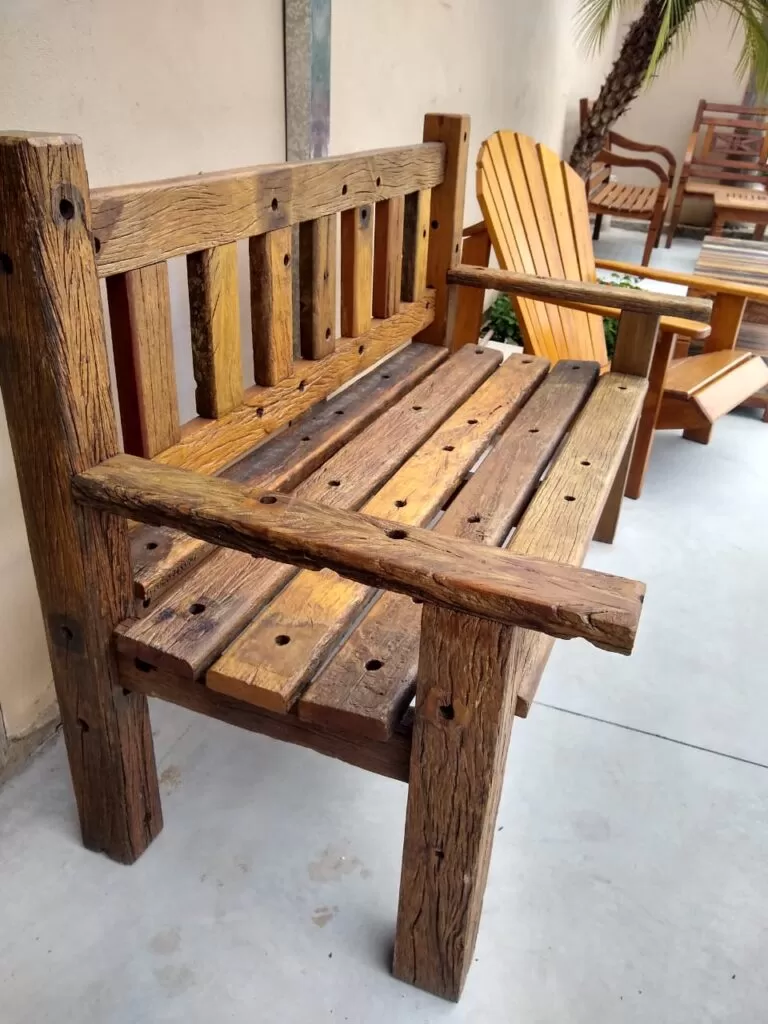 Acabamentos para Móveis de Madeira: Verniz vs. Tinta