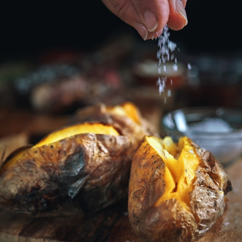 como fazer batata assada na churrasqueira