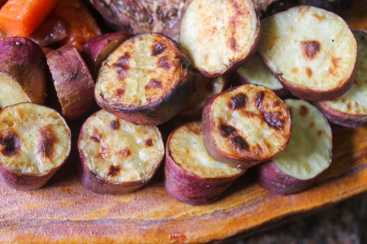 como fazer batata assada na churrasqueira