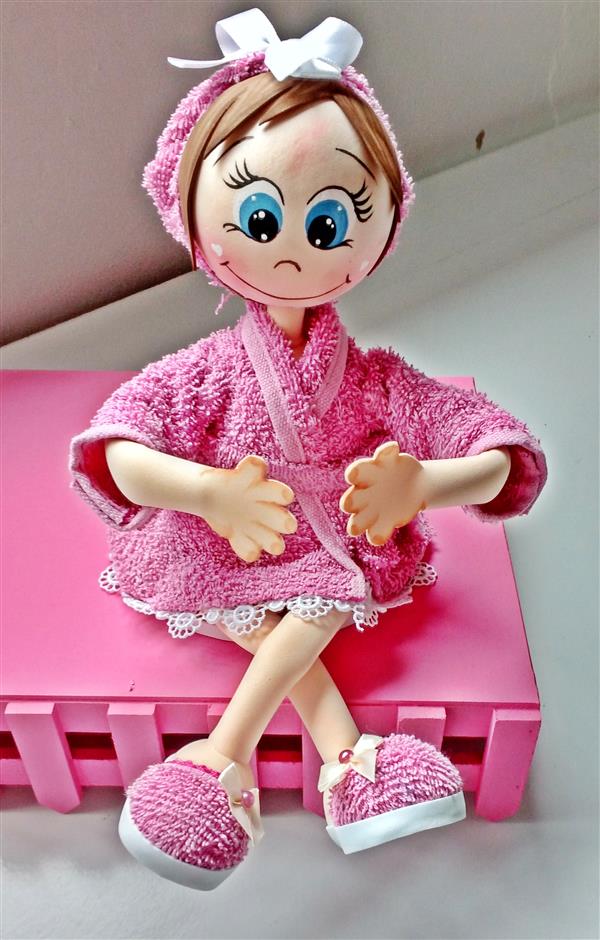 Como Usar Rendas e Fitas para Enfeitar sua Boneca de EVA