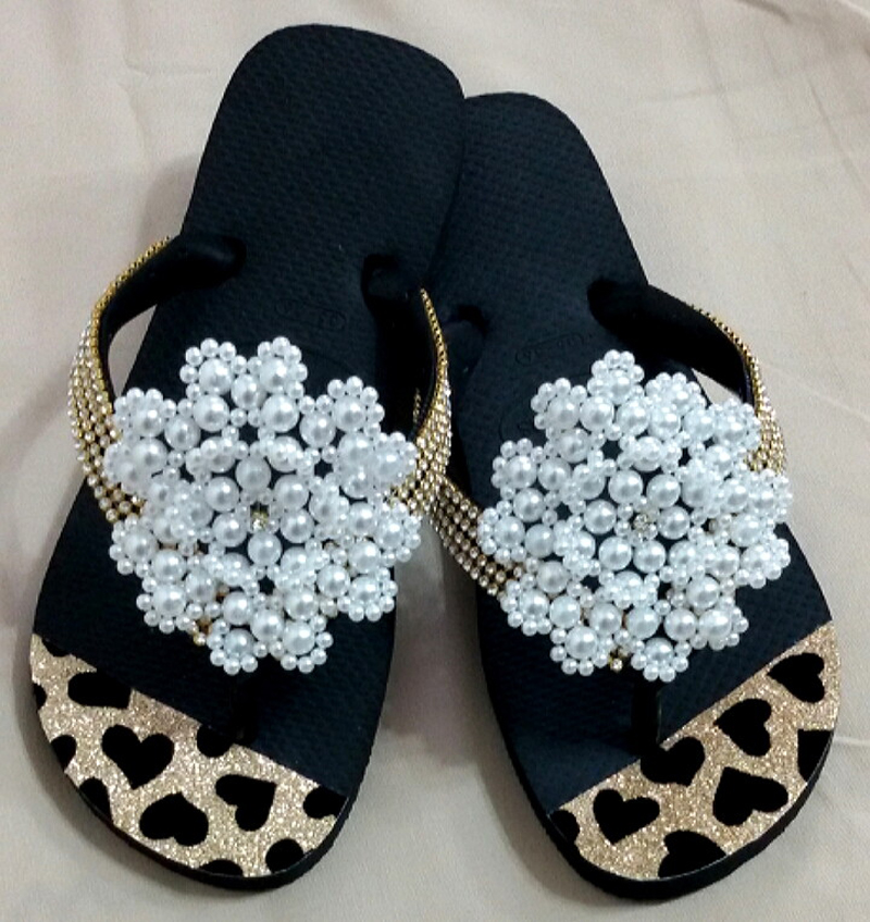 Inspirações de Modelos de Chinelos Decorados com Pérolas