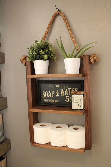 Organização de banheiro com nichos e prateleiras