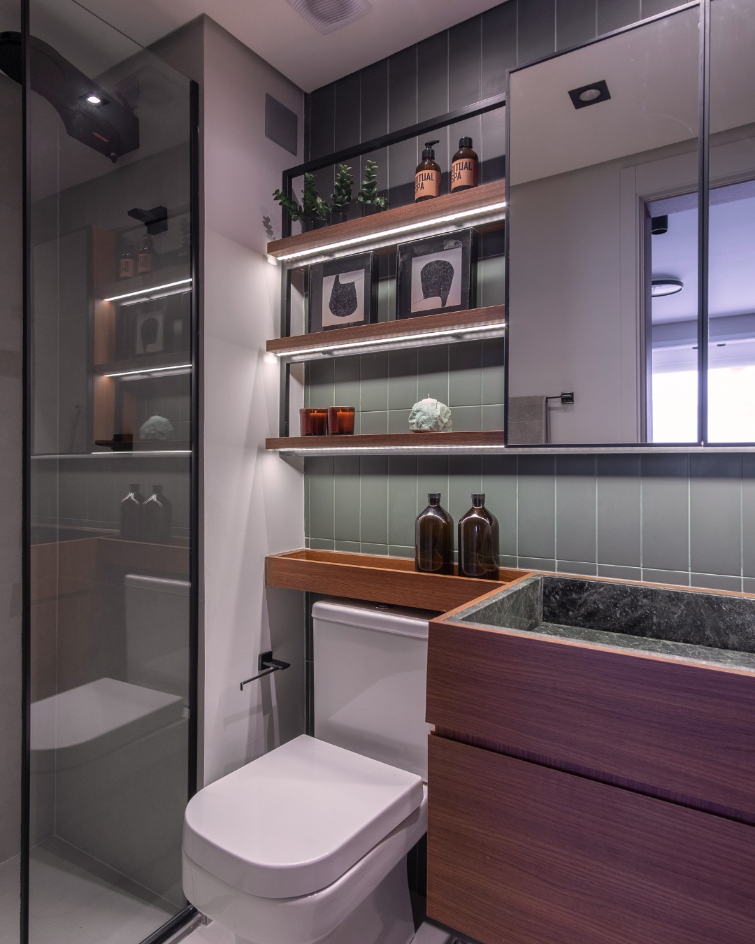 Organização de banheiro com nichos e prateleiras