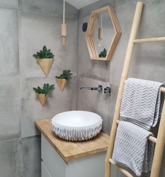 Organização de banheiro com nichos e prateleiras