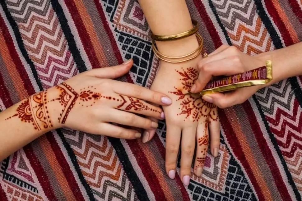 Henna vs. Tatuagem Temporária: Qual a Melhor Opção para Você?