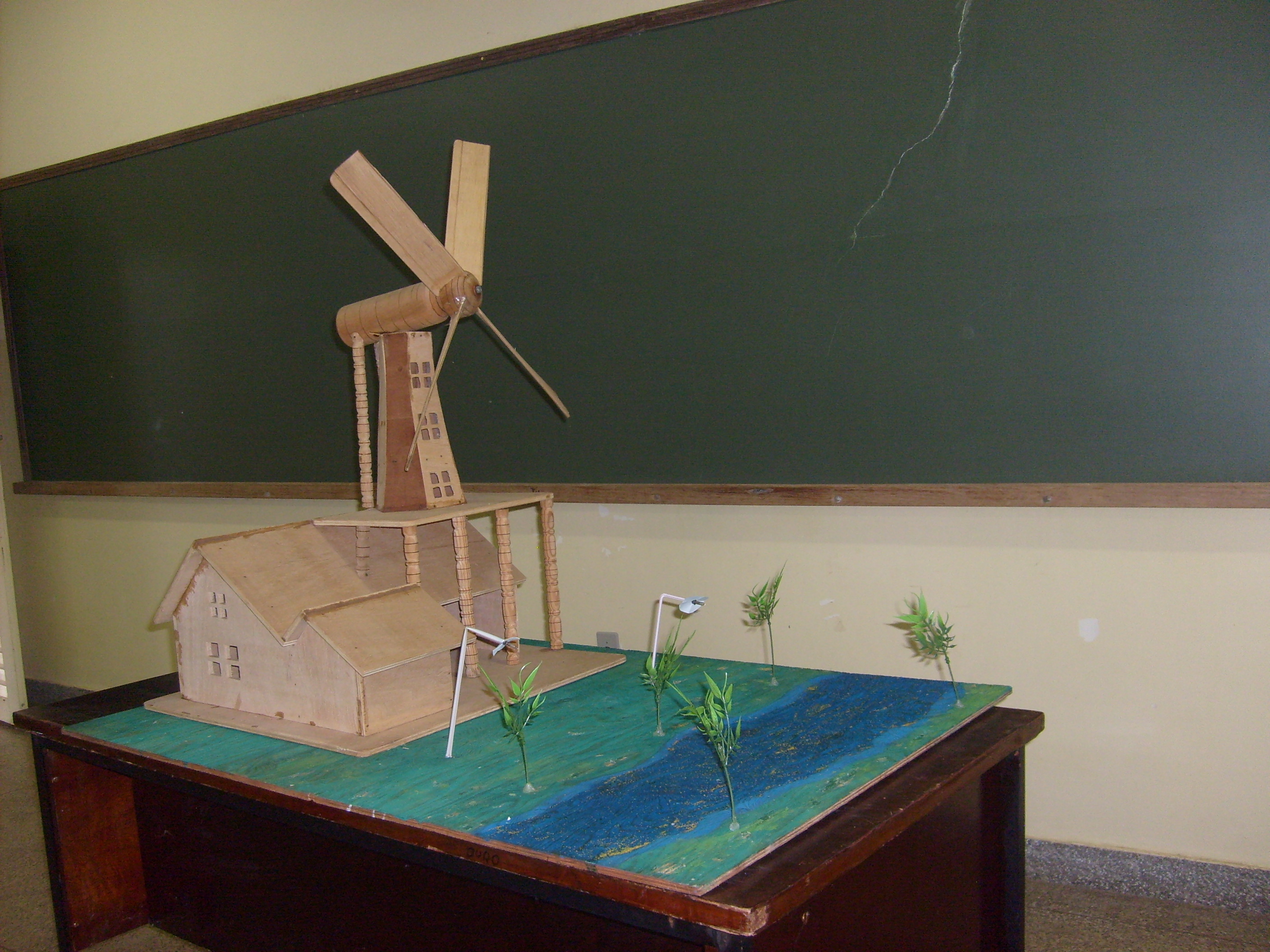 Materiais reciclados para maquete de energia eólica