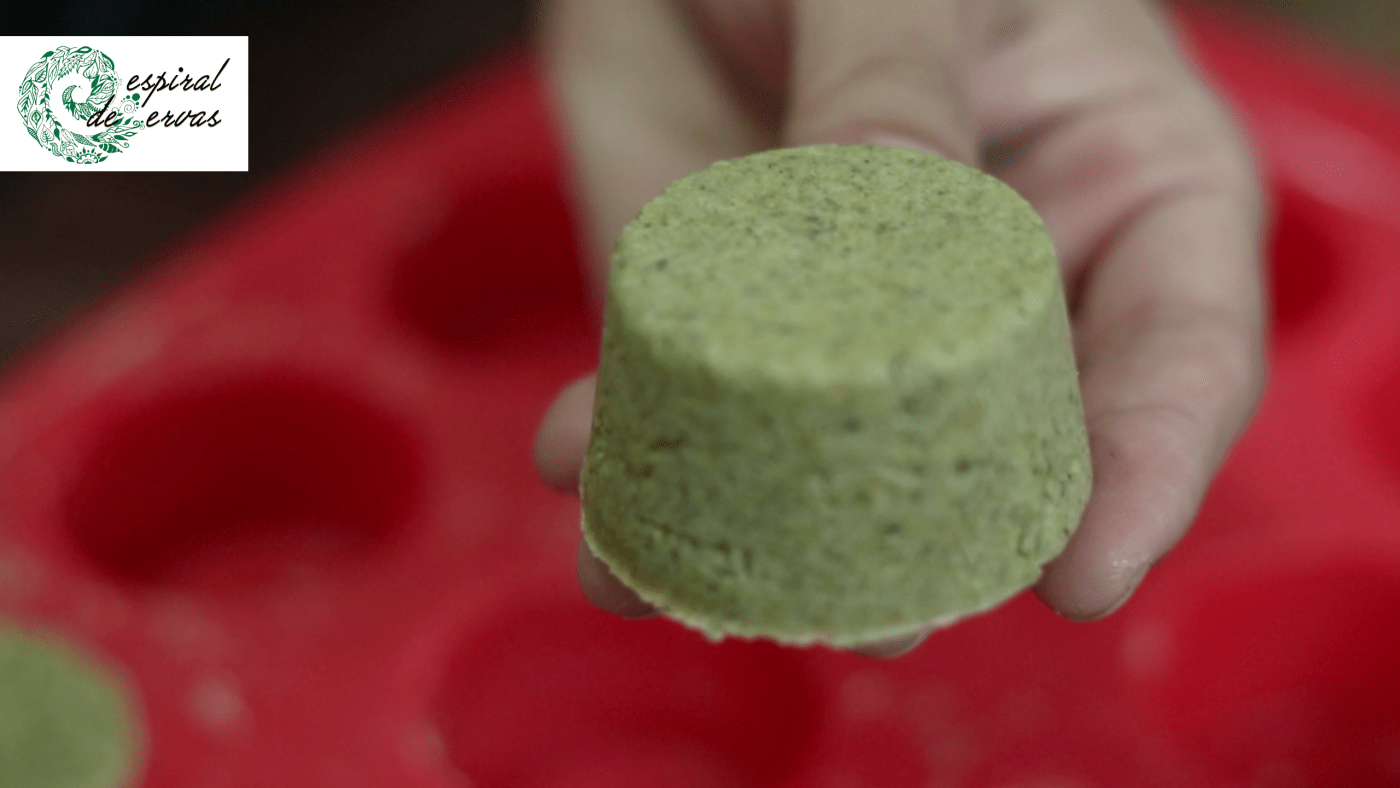 Como Escolher os Óleos Essenciais Certos para Seu Tipo de Cabelo no Shampoo Sólido