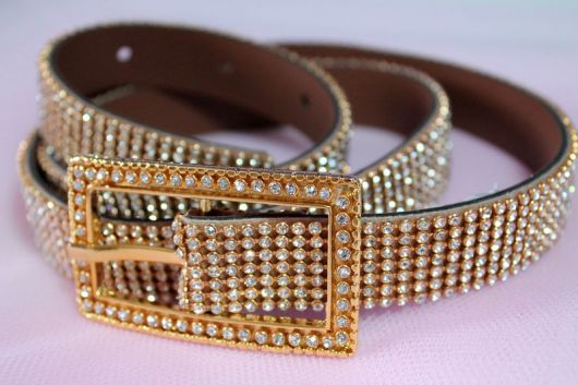 Erros comuns ao fazer cintos de strass e como evitá-los