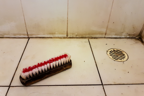 como limpar piso encardido de terra vermelha