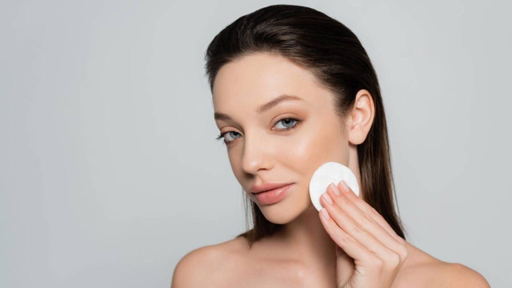 Como remover maquiagem pesada sem agredir a pele sensível?