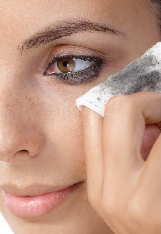 Como remover maquiagem pesada sem agredir a pele sensível?