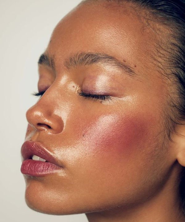 Como remover maquiagem pesada sem agredir a pele sensível?