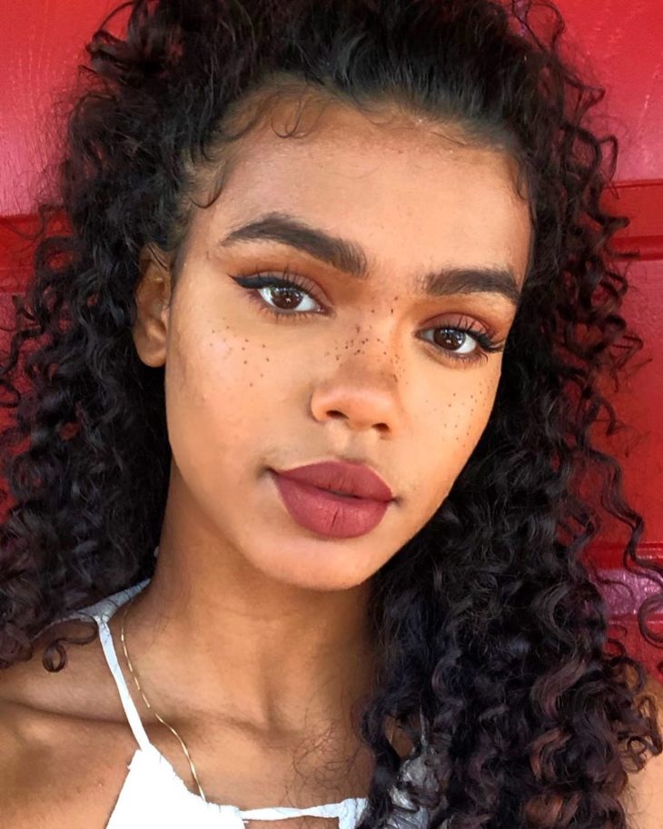 Maquiagem para Pele Morena: Cores de Blush e Contorno que Realçam