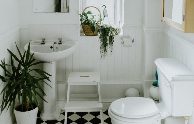 erros cores escuras banheiro pequeno