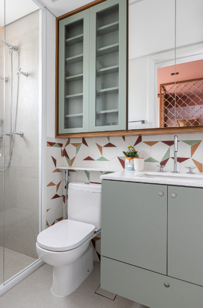 erros cores escuras banheiro pequeno