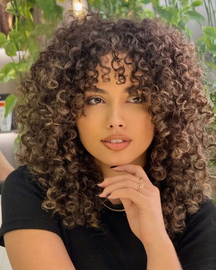 corte de cabelo cacheado feminino